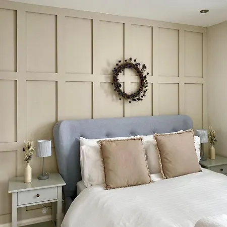 The Courtyard By Chateau Anna, - Free Parking