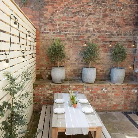 Daire The Courtyard By Chateau Anna, - Free Parking York