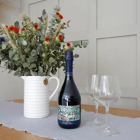 The Courtyard By Chateau Anna, - Free Parking * Γιορκ