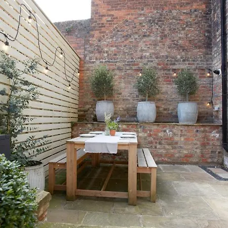 The Courtyard By Chateau Anna, - Free Parking Apartman