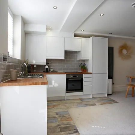 The Courtyard By Chateau Anna, - Free Parking *