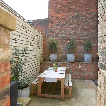 The Courtyard By Chateau Anna, - Free Parking Daire York