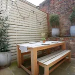 The Courtyard By Chateau Anna, - Free Parking Apartment