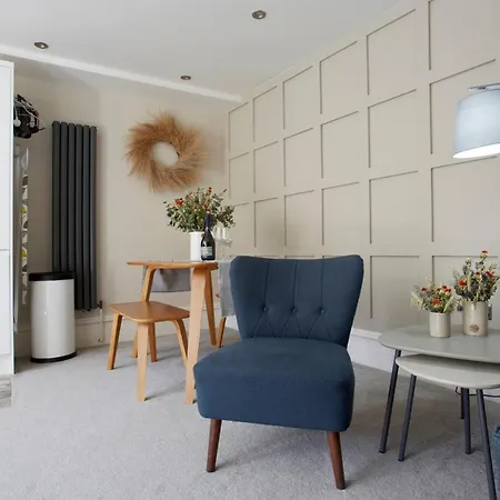 The Courtyard By Chateau Anna, - Free Parking