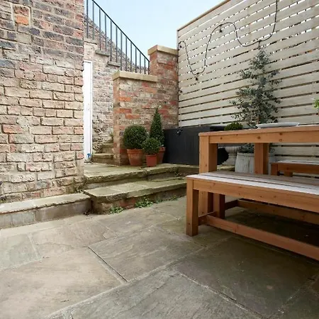 The Courtyard By Chateau Anna, - Free Parking