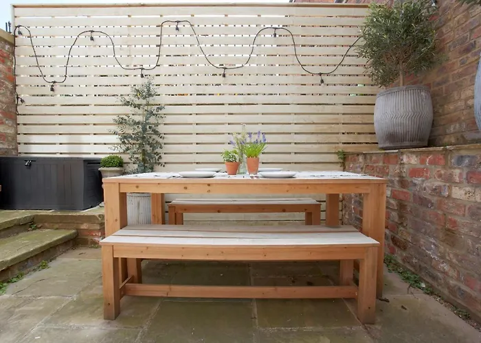 The Courtyard By Chateau Anna, - Free Parking York